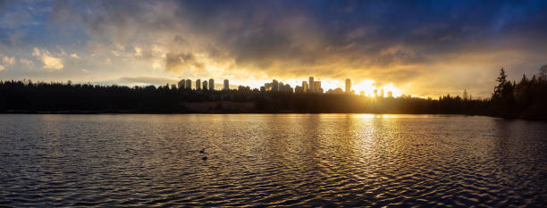 vue du lac de cerf pendant un coucher de soleil coloré et vibrant d’hiver - vancouver skyline canada panoramic photos et images de collection