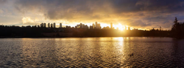 vue du lac de cerf pendant un coucher de soleil coloré et vibrant d’hiver - vancouver skyline canada panoramic photos et images de collection