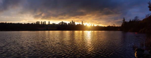 vue du lac de cerf pendant un coucher de soleil coloré et vibrant d’hiver - vancouver skyline canada panoramic photos et images de collection