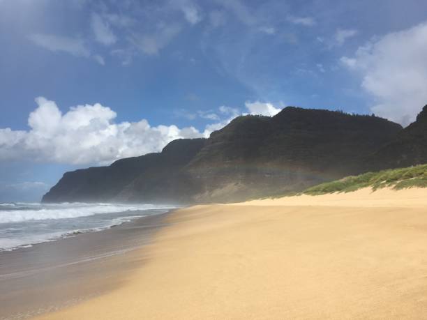 tęcza w polihale podczas upadku na wyspie kauai na hawajach. - 6630 zdjęcia i obrazy z banku zdjęć