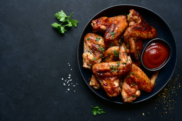 ali di pollo piccante alla griglia con ketchup - barbecue chicken foto e immagini stock