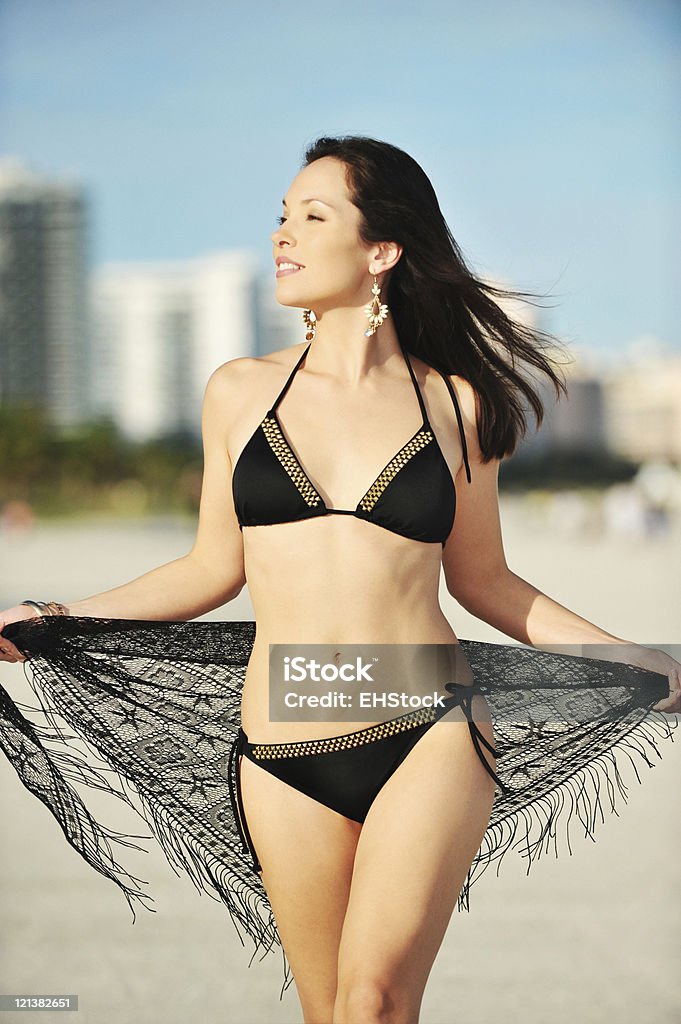 Hispânica modelo de biquíni com Sarong de na praia - Foto de stock de 20 Anos royalty-free