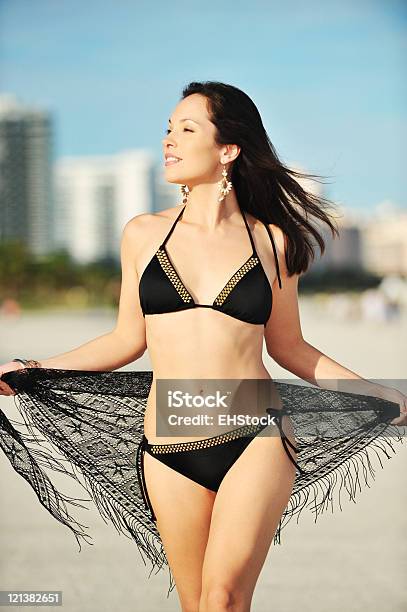 Foto de Hispânica Modelo De Biquíni Com Sarong De Na Praia e mais fotos de stock de 20 Anos - 20 Anos, Adulto, Alta Sociedade