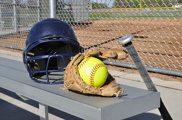 gelbe softball, helm, fledermaus und handschuh - softball baseball glove sports equipment outdoors stock-fotos und bilder