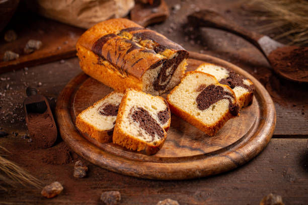 köstliches süßes kuchenbrot - marble cake stock-fotos und bilder