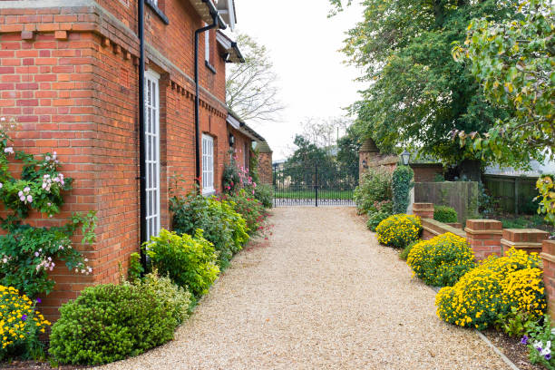 entrada de la casa y el jardín inglés, reino unido - formal garden front or back yard gazebo night fotografías e imágenes de stock