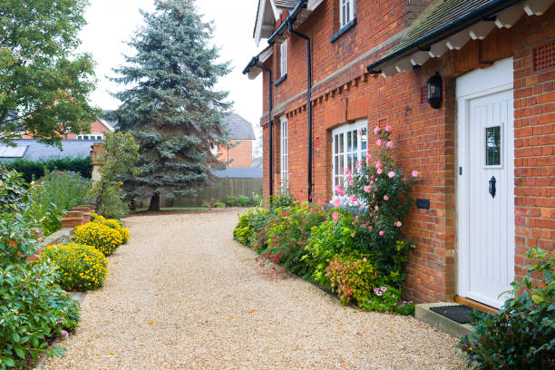 English country house, garden and driveway, UK English country house and garden in Autumn with a gravel driveway. The house is Victorian period, with flower borders filled with shrubs and perennials gravel stock pictures, royalty-free photos & images
