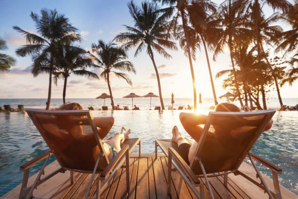luxury travel, romantic couple in beach hotel - luxo imagens e fotografias de stock