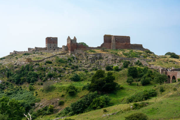 hammershus, bornholm / danemark - 29 juillet 2019: ancienne fortification sur l’île danoise de bornholm avec les ruines au sommet d’une colline - hammershus bornholm island denmark island photos et images de collection