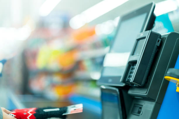 machine à caissière de compteur de plan rapproché avec le moniteur dans le magasin de supermarché - supermarket cash register checkout counter credit card photos et images de collection