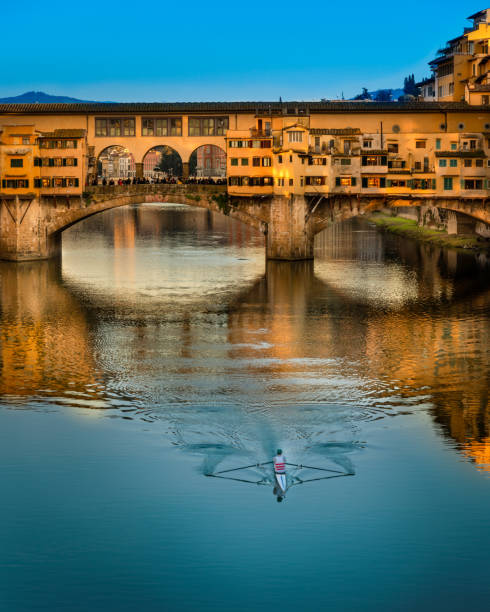 ruderer vor der ponte vecchio - florenz, toskana, italien - ponte vecchio stock-fotos und bilder