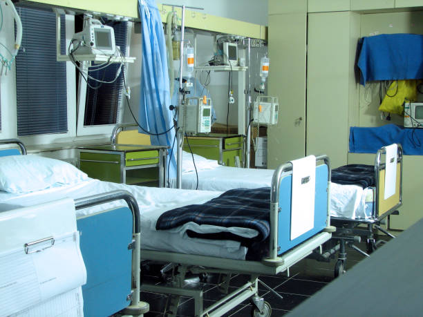 амбулаторная кровать с мониторами - bedroom authority indoors home interior стоковые фото и изображения