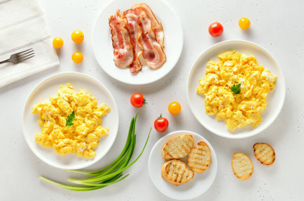 concepto de desayuno de dieta saludable. huevos revueltos, tocino y tomates - omelet bacon tomato fruit fotografías e imágenes de stock