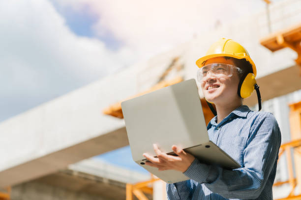 vidros asiáticos inteligentes engenheiro de trabalho local de trabalho trabalho mão uso de laptop site construção idéias de construção de fundo de construção - controlado à distância - fotografias e filmes do acervo