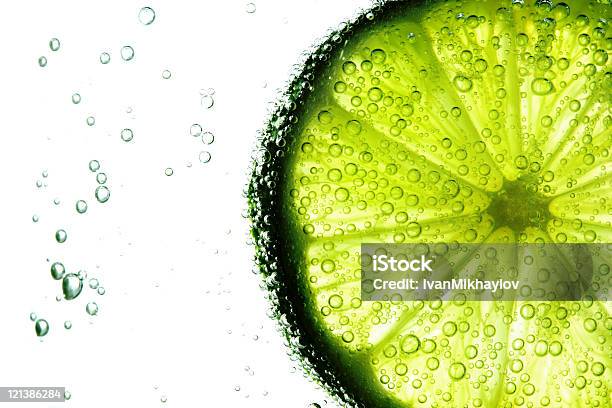 Fetta Di Lime In Acqua - Fotografie stock e altre immagini di Limetta - Limetta, Limone, Bolla