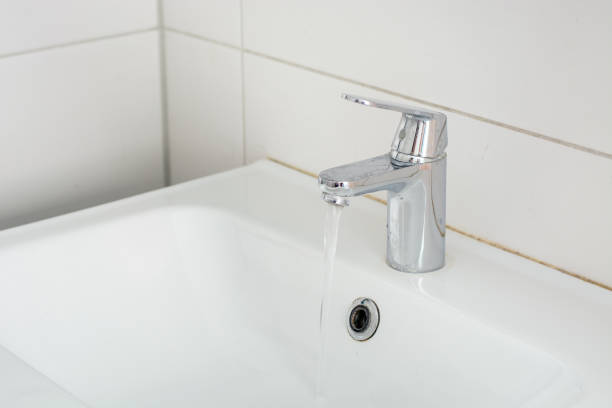 istock Running tap water above the sink close up 1213868754