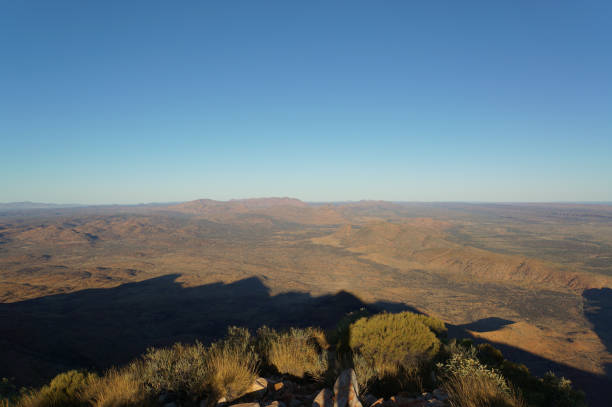 widok ze szczytu mount sonder na obrzeżach alice springs, park narodowy west macdonnel, australia - west macdonnell ranges national park zdjęcia i obrazy z banku zdjęć