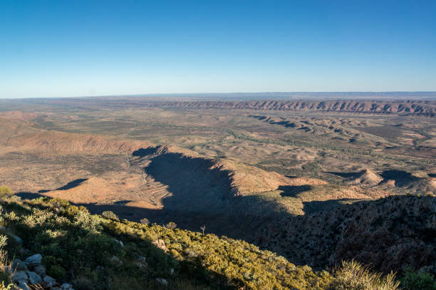 widok ze szczytu mount sonder na obrzeżach alice springs, park narodowy west macdonnel, australia - west macdonnell ranges national park zdjęcia i obrazy z banku zdjęć