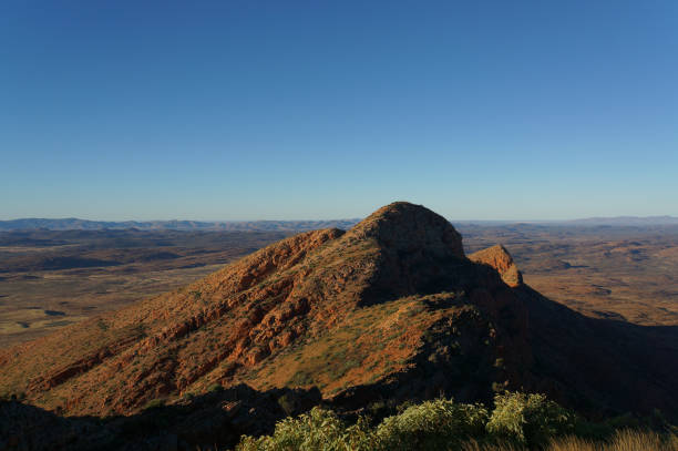 widok na zachód słońca ze szczytu mount sonder na obrzeżach alice springs, west macdonnel national park, australia - west macdonnell ranges national park zdjęcia i obrazy z banku zdjęć