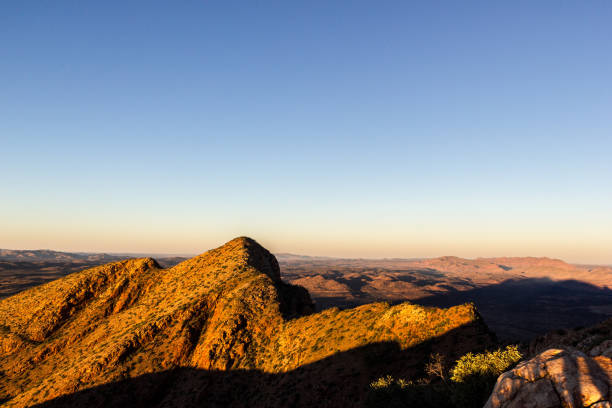 widok ze szczytu mount sonder na obrzeżach alice springs, park narodowy west macdonnel, australia - west macdonnell ranges national park zdjęcia i obrazy z banku zdjęć