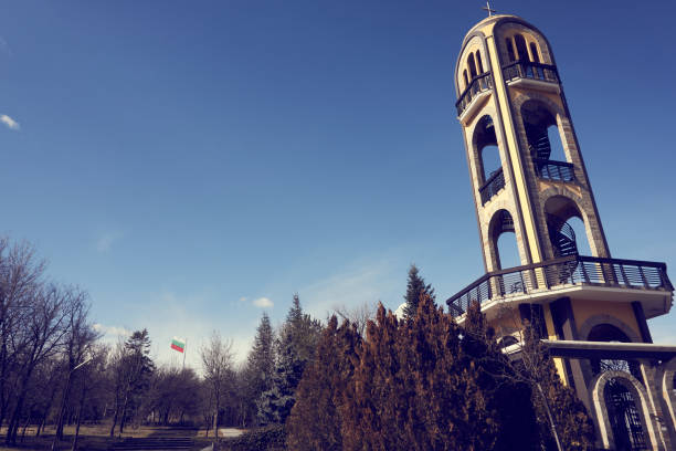 der glockenturm von haskovo neben dem denkmal der jungfrau maria - european union currency stock-fotos und bilder