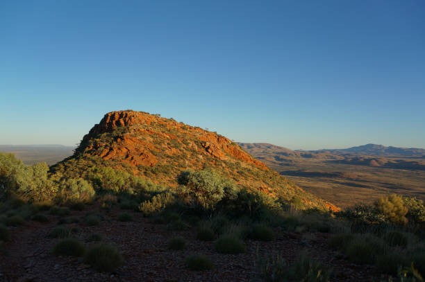 widok ze szczytu mount sonder na obrzeżach alice springs, park narodowy west macdonnel, australia - west macdonnell ranges national park zdjęcia i obrazy z banku zdjęć