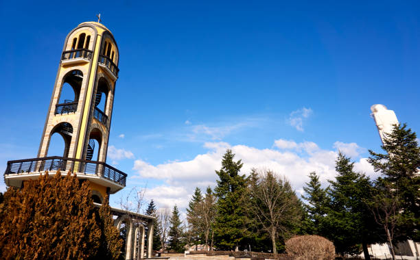 der glockenturm von haskovo neben dem denkmal der jungfrau maria - european union currency stock-fotos und bilder