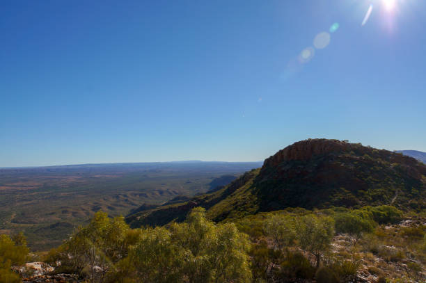 widok ze szczytu mount sonder na obrzeżach alice springs, park narodowy west macdonnel, australia - west macdonnell ranges national park zdjęcia i obrazy z banku zdjęć