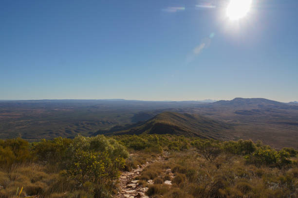 szlak turystyczny na szczyt mount sonder na obrzeżach alice springs, park narodowy west macdonnel, australia - west macdonnell ranges national park zdjęcia i obrazy z banku zdjęć
