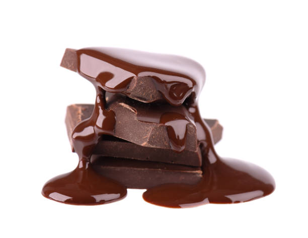 チョコレートピーススタックとチョコレートシロップは、白い背景に分離されています。クローズアップ。 - melting ストックフォトと画像