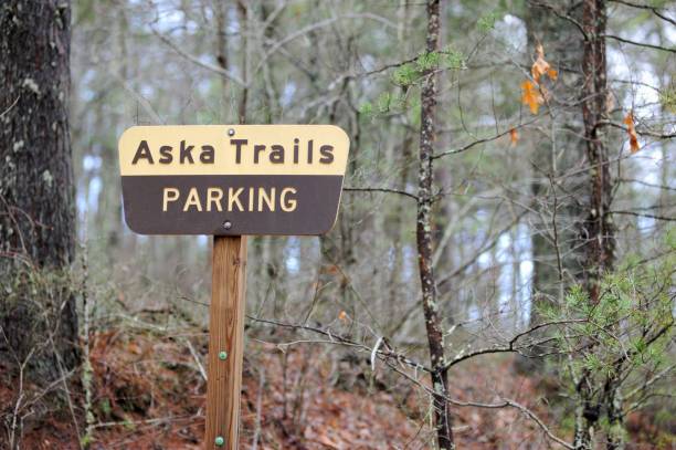 istock Aska Trails parking sign 1213882638