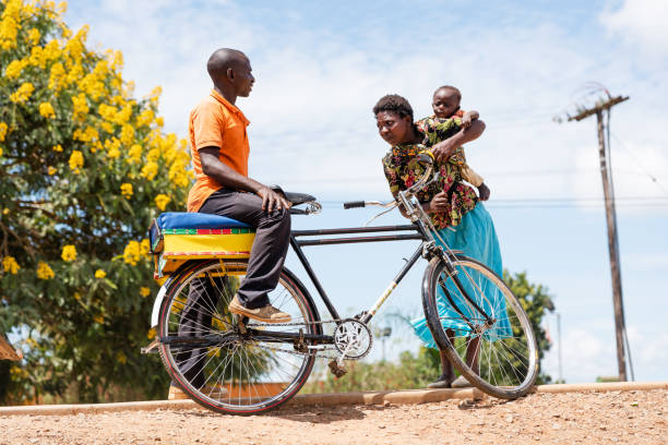 afrikanische familie auf dem straßenmarkt in malawi, afrika - country market stock-fotos und bilder