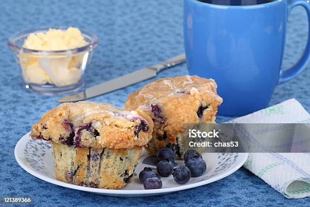 Photo libre de droit de Muffins Aux Bleuets banque d'images et plus d'images libres de droit de Aliment - Aliment, Alimentation lourde, Assiette