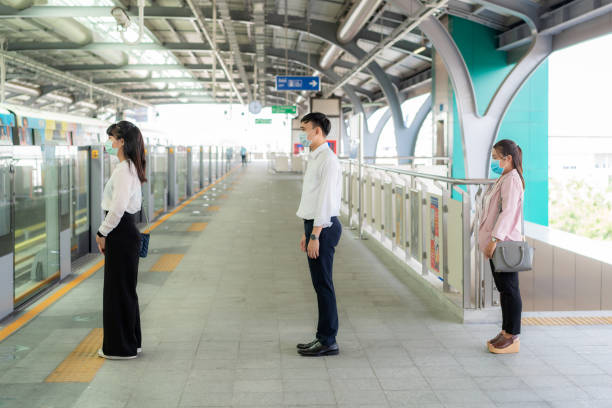 três pessoas asiáticas usando máscara de 1 metro de outras pessoas mantêm a distância protetora dos vírus covid-19 e pessoas que se distanciam socialmente para medidas de risco de infecção e prevenção de doenças. - distance measurer - fotografias e filmes do acervo