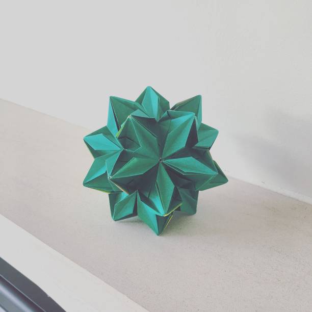 feche acima de um origami kusudama de cor verde - kusudama - fotografias e filmes do acervo