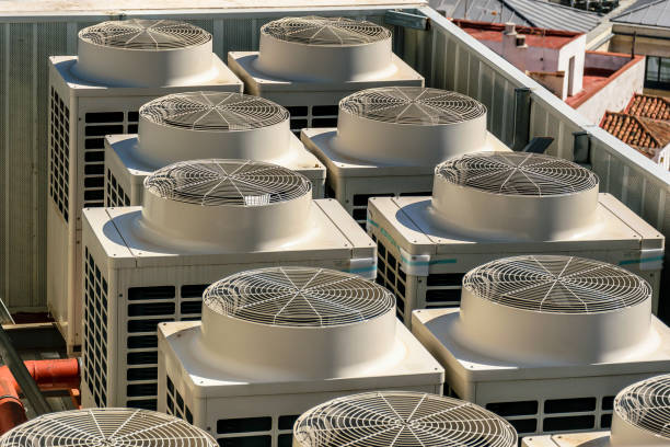 máquina de acondicionamiento industrial en el techo de un edificio - torre de refrigeración fotografías e imágenes de stock