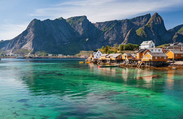 cabañas rorbuer cerca de reine, islas lofoten, noruega - lofoten fotografías e imágenes de stock