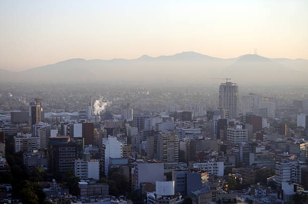 hazy mañana en la ciudad de méxico - smog mexico mexico city air pollution fotografías e imágenes de stock
