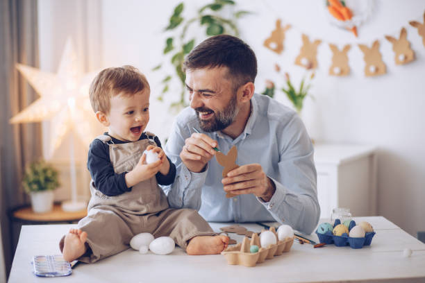 wielkanoc jest tutaj - easter baby rabbit eggs zdjęcia i obrazy z banku zdjęć