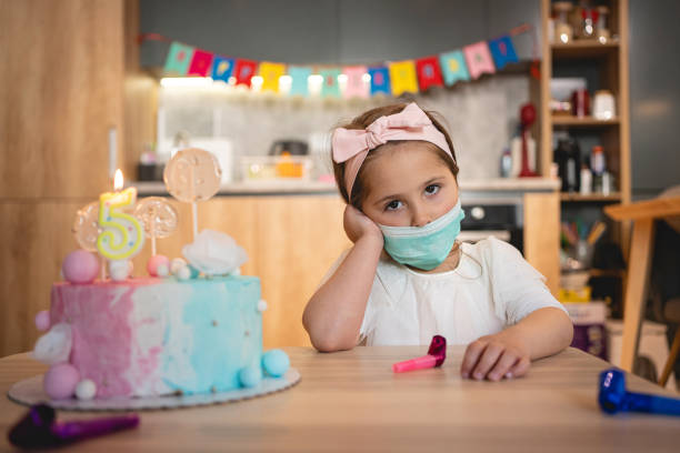 chica triste y solitaria celebrando su cumpleaños en casa cuarentena becuse de pandemia de coronavirus - cake birthday domestic kitchen child fotografías e imágenes de stock