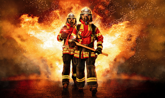 Dos bomberos atraviesan el fuego photo
