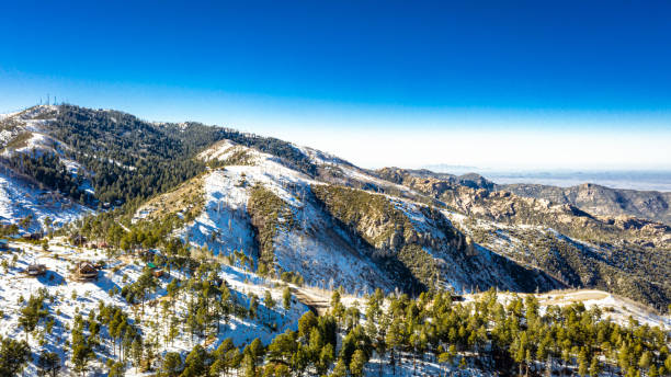 uma imagem aérea do cume do monte lemmon fora de tucson, arizona coberto de neve - mt lemmon - fotografias e filmes do acervo