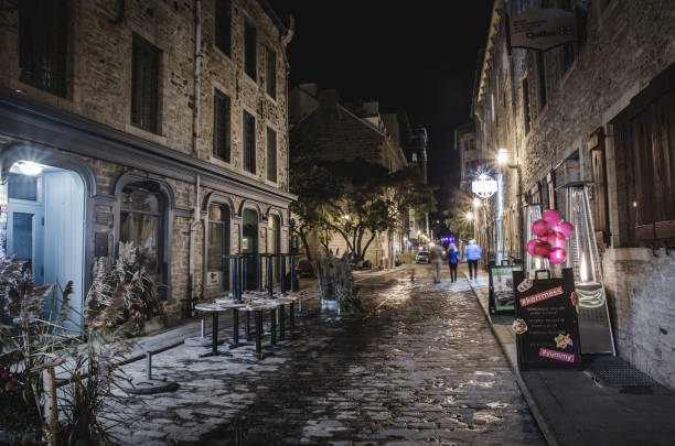 City of Quebec at night. Quebec, Canadá September 27,2019: Photo of Rue Saint Pierre and the Parc de l'UNESCO on the left side: during a cold and quiet night. north quebec stock pictures, royalty-free photos & images
