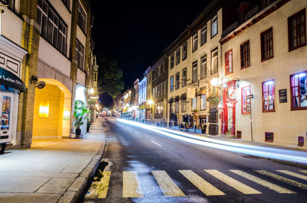 City of Quebec at night. Quebec, Canadá September 27,2019: Trail of light left by a car on the Rue Saint Louis during a quiet night. north quebec stock pictures, royalty-free photos & images