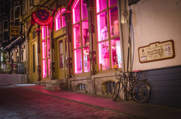 Gift shop in Quebec. Quebec, Canadá September 27,2019: Photo of a local gift shop located on Rue sous le Fort during a cold night. north quebec stock pictures, royalty-free photos & images