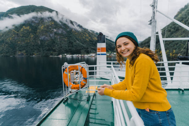 mujer que viaja en ferry en noruega - norte de noruega fotografías e imágenes de stock