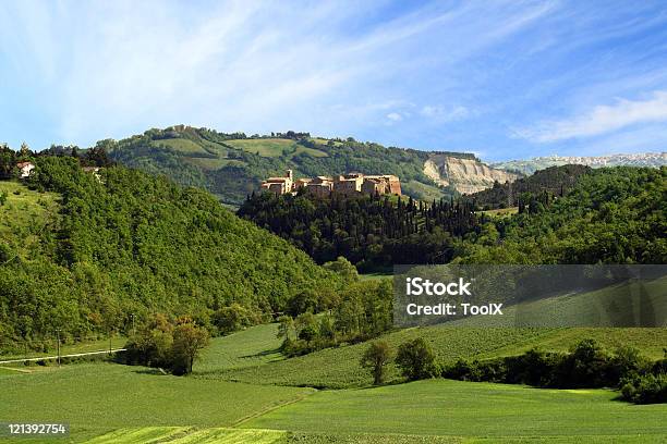 Castello Di Precicchie - Fotografie stock e altre immagini di Ambientazione esterna - Ambientazione esterna, Ancona, Bosco