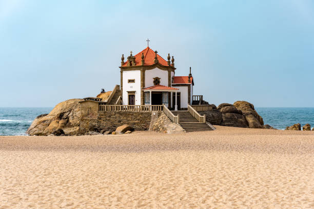 cappella senhor da pedra sulla spiaggia di miramar, vila nova de gaia, porto - church dawn christianity bird foto e immagini stock