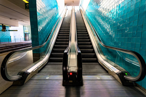 эскалатор на станции метро в порту, португалия - railroad station escalator staircase steps стоковые фото и изображения