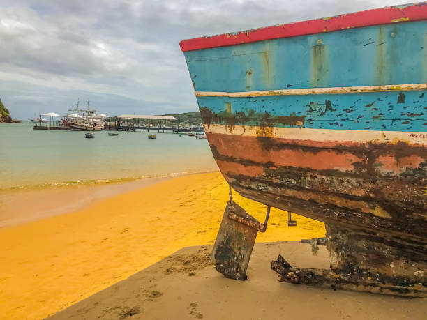 пляж арманьяо, пляж в бузиосе - рио-де- - skiff nautical vessel rustic old стоковые фото и изображения